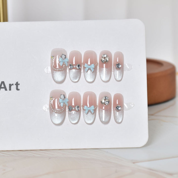 Dekorative Press-On Nagelkunst mit 3D Akzenten Karnz