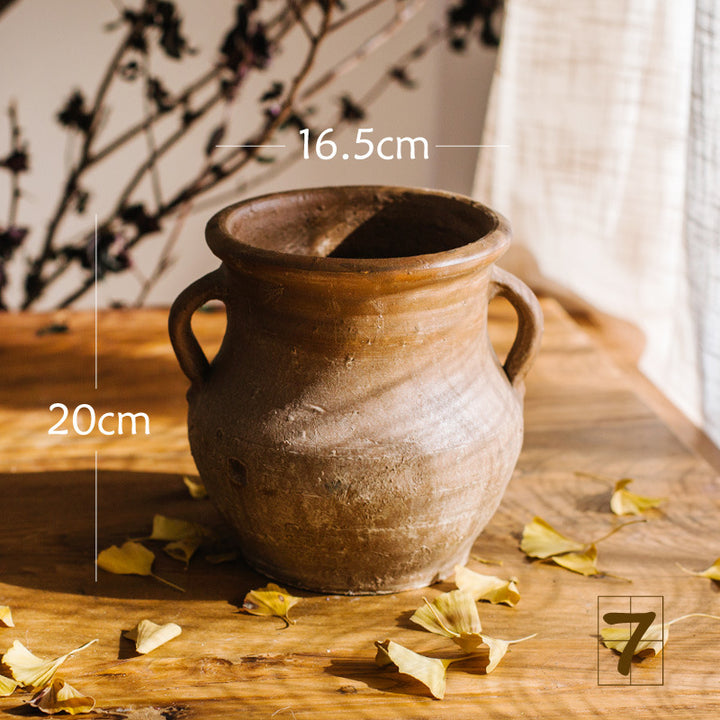 Rustikaler Keramiktopf mit handgearbeitetem Design Karnz