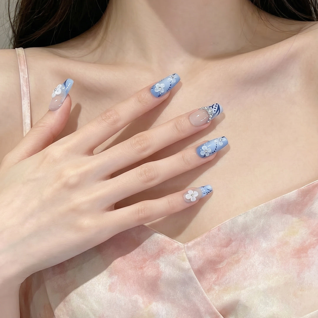 Dekoratives Press-On Nagelkunst-Set mit floralen und edelsteinartigen Details Karnz