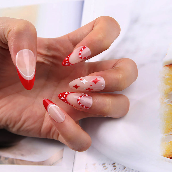 Kunstvolle Nagelspitzen mit Herz-Design Karnz