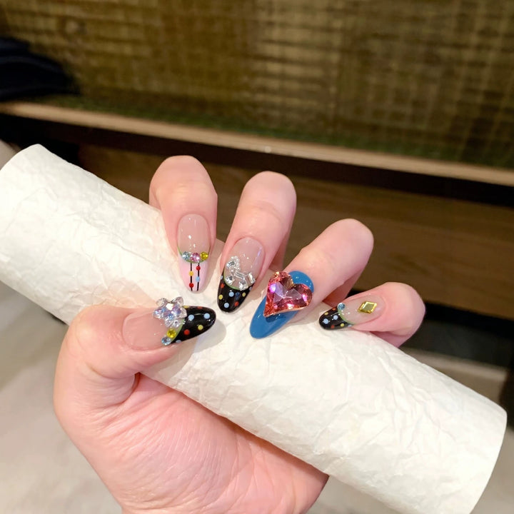 Künstlerisches Press-On Nagelset mit bunten Juwelenakzenten Karnz