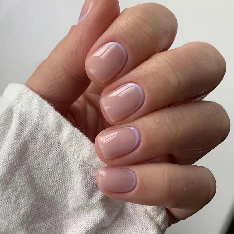 Elegante Maniküre mit Hochglanz-Finish Karnz