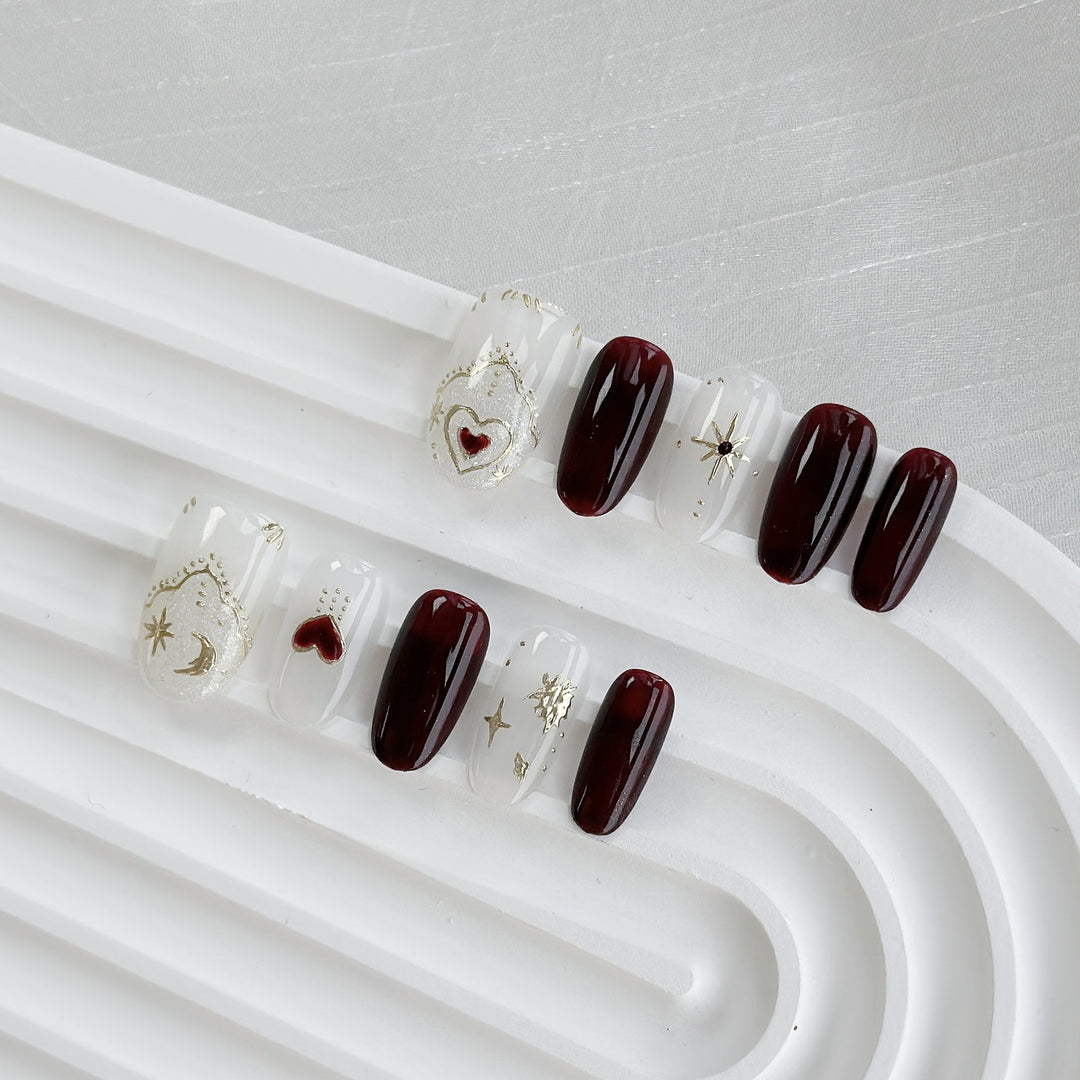 Künstlerisches Press-On Nagelkunstset mit Herz- und himmlischen Designs
