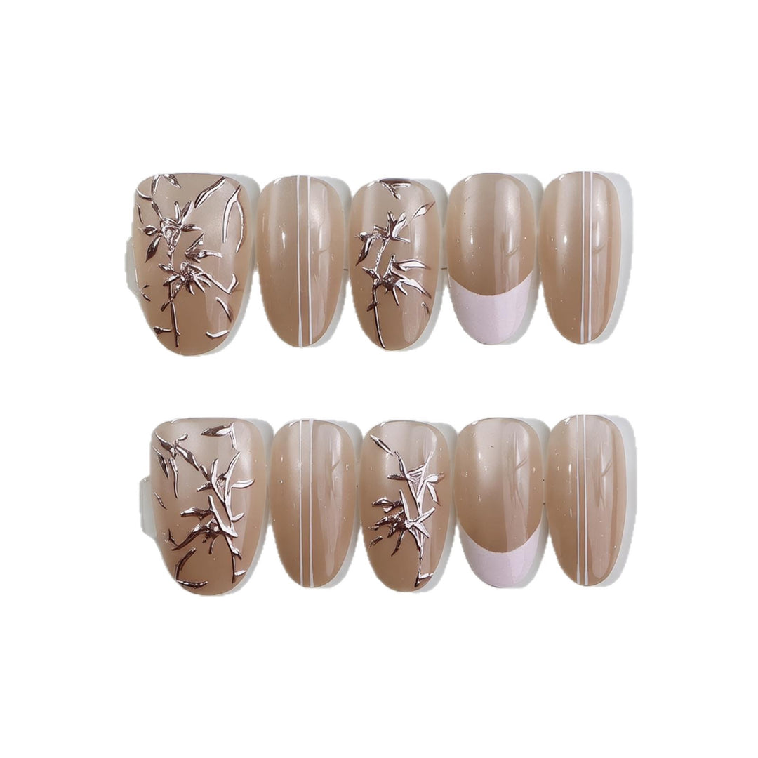Elegantes Nagelkunstset mit künstlerischen Designs Karnz