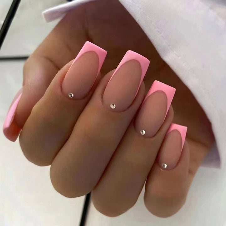 Kunstnagelset mit elegantem französischem Design und Glitzer-Akzenten Karnz