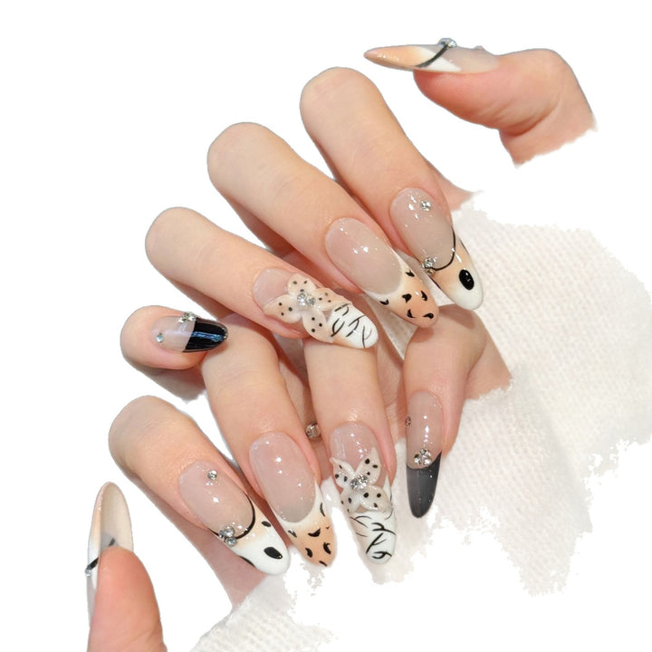 Künstlerisches Press-On-Nagelkunst-Set mit eleganten Designs