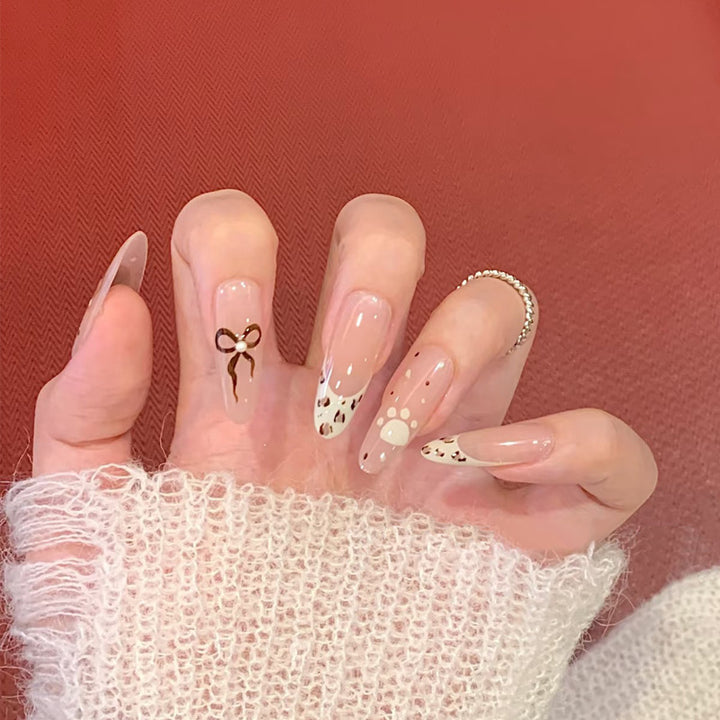 Elegante Druck-Nageltips mit goldenen Akzenten Karnz