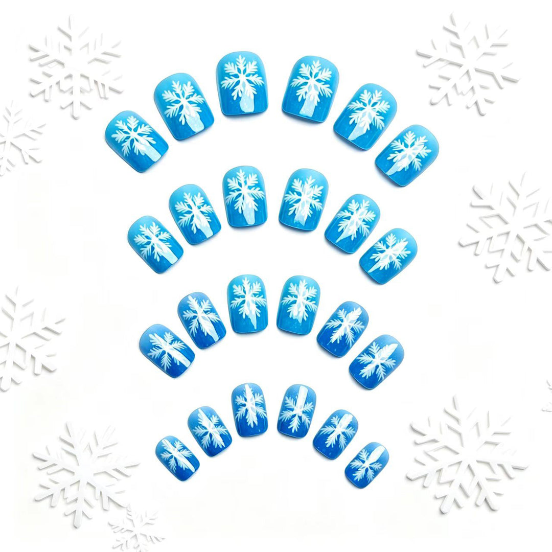 Kunstnägel mit Funkelndem Winterflocken-Design Karnz
