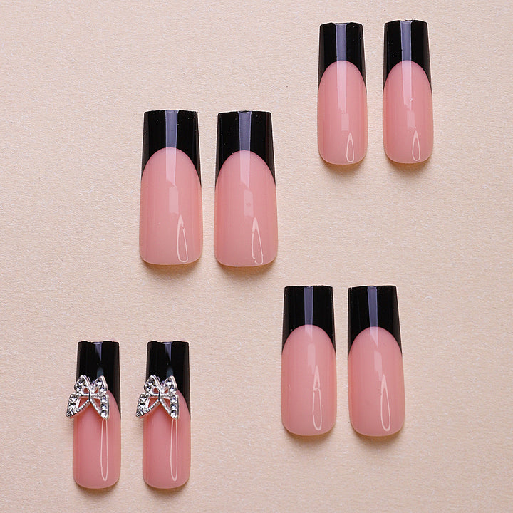 Kunstnagelset mit eleganten Schmetterlingsakzenten Karnz