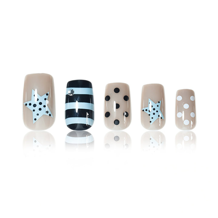 Künstlerisches Press-On Nail Design Karnz