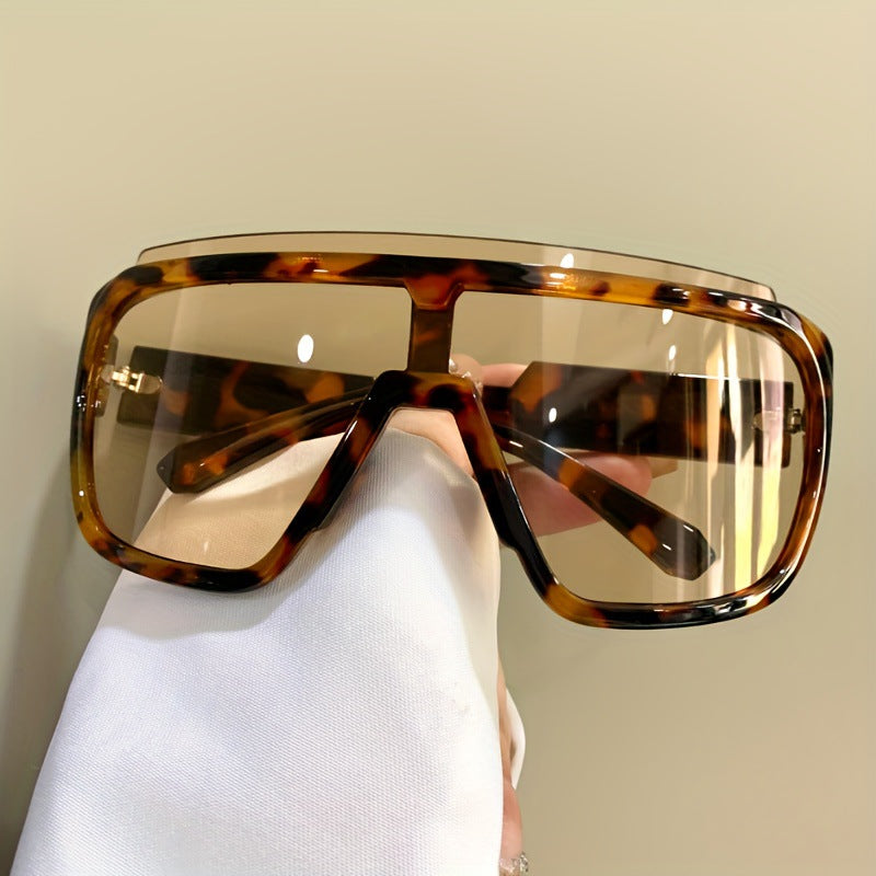 Damen sportive Sonnenbrille mit futuristischem Design und breiter Front Karnz