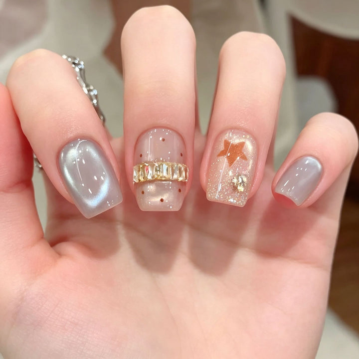 Dekoratives Press-On Nagelkunst-Set mit Strassakzenten Karnz
