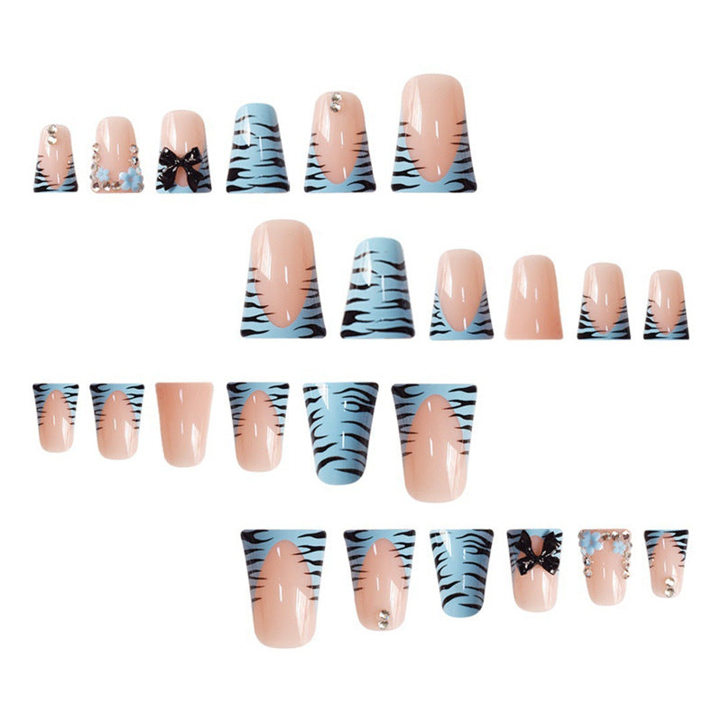 Dekoratives Press-On-Nagelkunst-Set mit Schleifen- und Schmuckakzenten Karnz