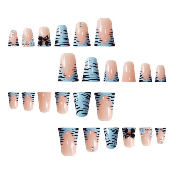 Dekoratives Press-On-Nagelkunst-Set mit Schleifen- und Schmuckakzenten Karnz