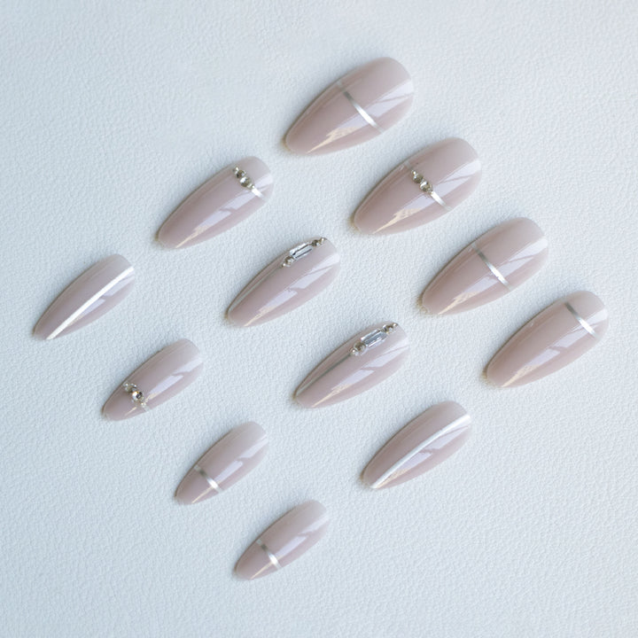 Glamouröse mit Strass akzentuierte Nagelkunst