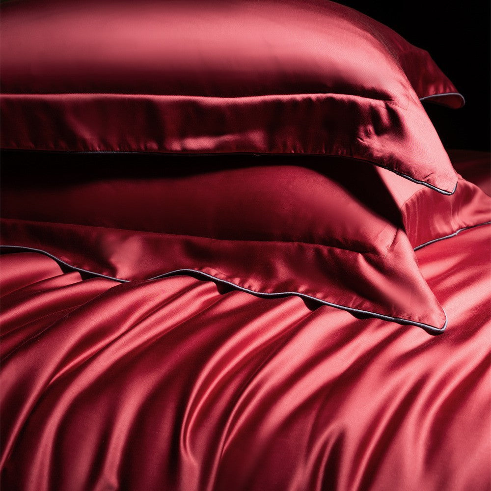 Luxuriöses Satin-Bettwäsche-Komplettset mit seidig-fließender Oberfläche und feiner Kederkante