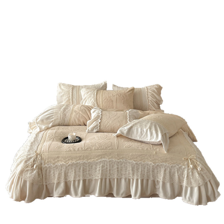 Luxus-Bettgarnitur mit gestepptem Quilt, Spitzenvolant und dekorativem Bettrock