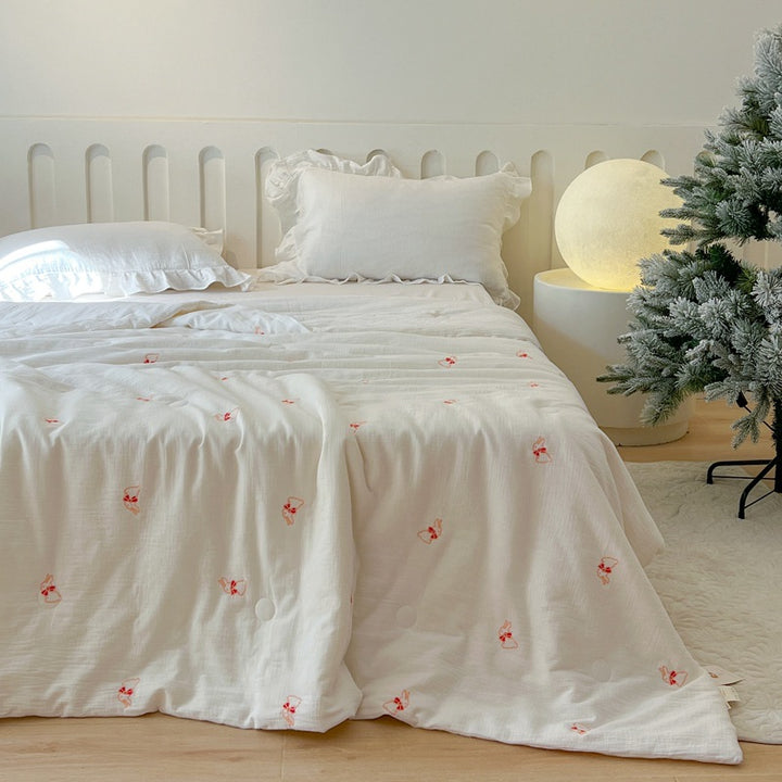 Damen leichte und atmungsaktive Tagesdecke mit zarten Blumenmotiven Karnz