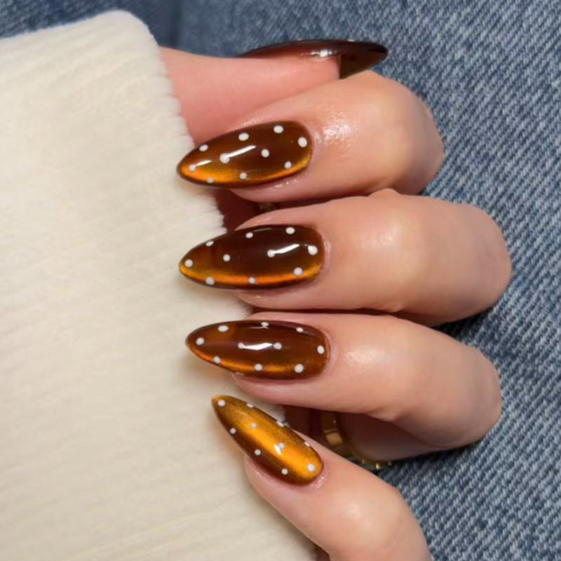 Kunstvolle Nagelverlängerungen mit glänzendem Ombre-Effekt und eleganten Punkten Karnz