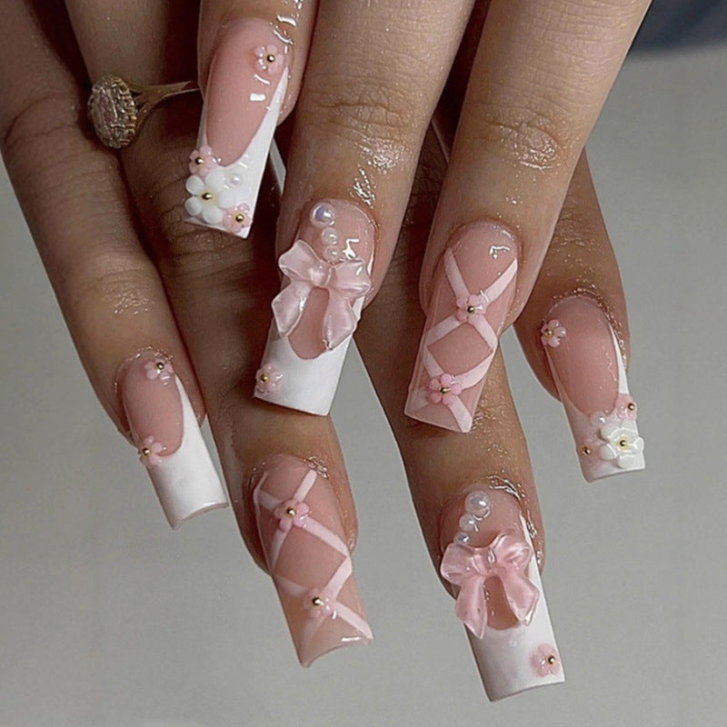 Kunstnagelset mit eleganten floralen Verzierungen Karnz