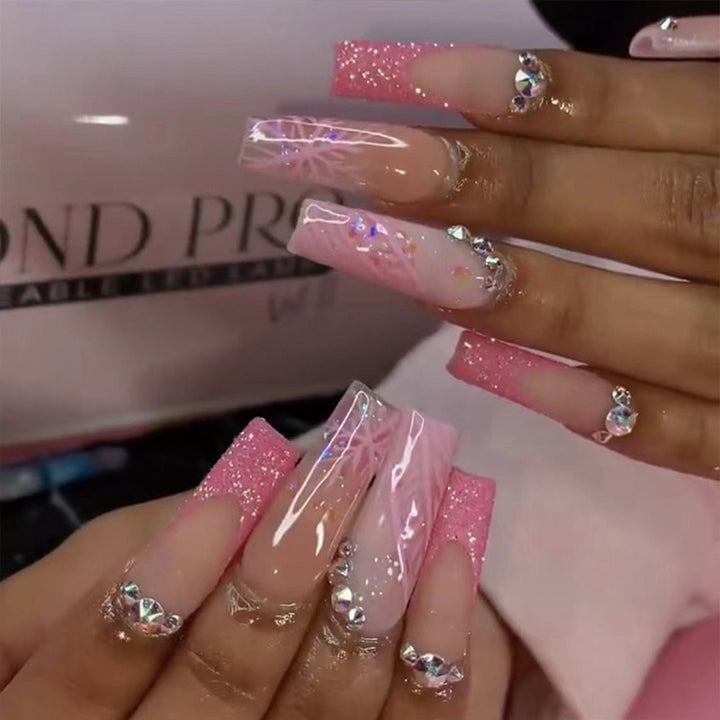 Kunstvolle Stiletto-Nägel mit Glitzer- und Schneeflockendesign Karnz