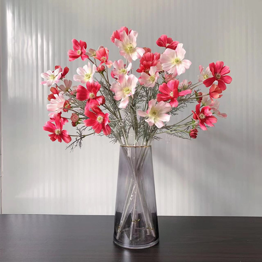 Lebensechte Cosmos-Blume Stiel