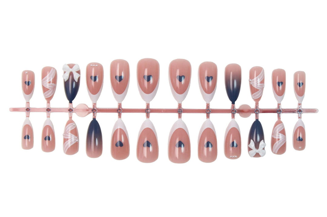 Kunstnagelset mit eleganten Schleifen und herzförmigen Akzenten Karnz