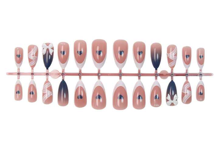 Kunstnagelset mit eleganten Schleifen und herzförmigen Akzenten Karnz