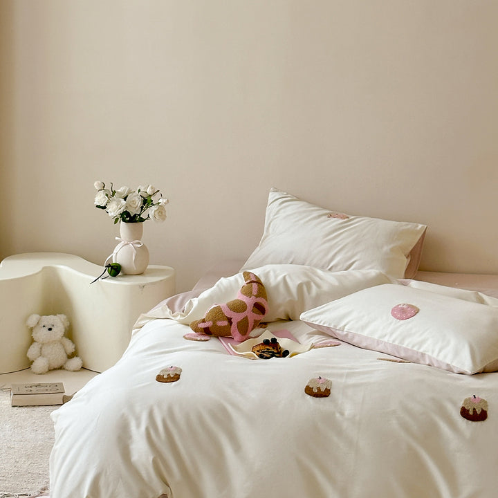 Bestickte Satin-Feeling Bettbezugset mit Plüsch-Applikationen und Kissenbezügen