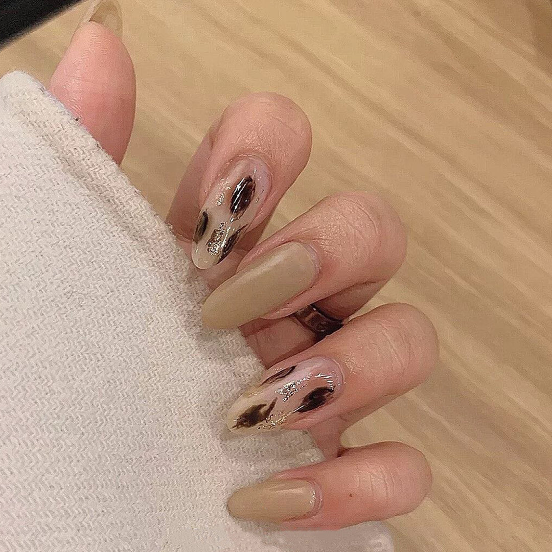 Künstliche Nagelverlängerungen mit modernem Design und Glitzerakzenten Karnz