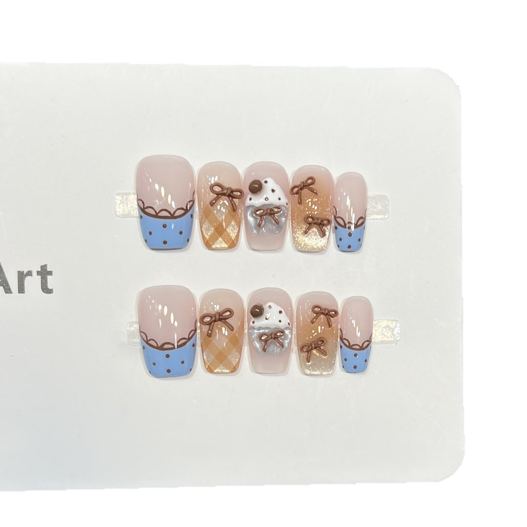 Dekoratives Press-On Nagelkunst Set mit charmanten Schleifenakzenten Karnz
