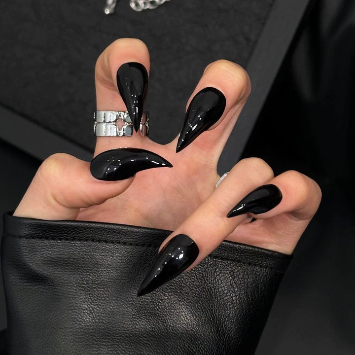 Glänzende Stiletto Press-On Nagelerweiterungen