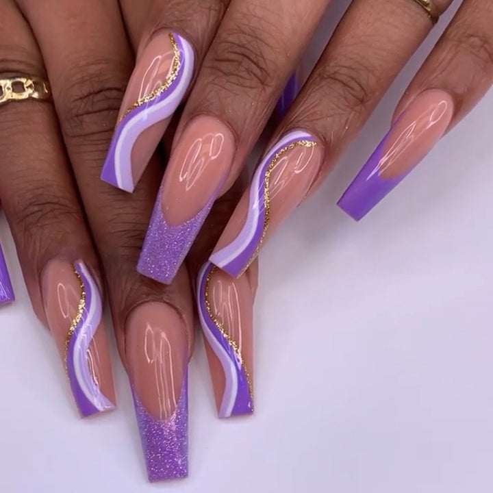 Glamouröse French Tip Stiletto Press-On Nägel dekoriert mit Glitter und goldenen Akzenten Karnz