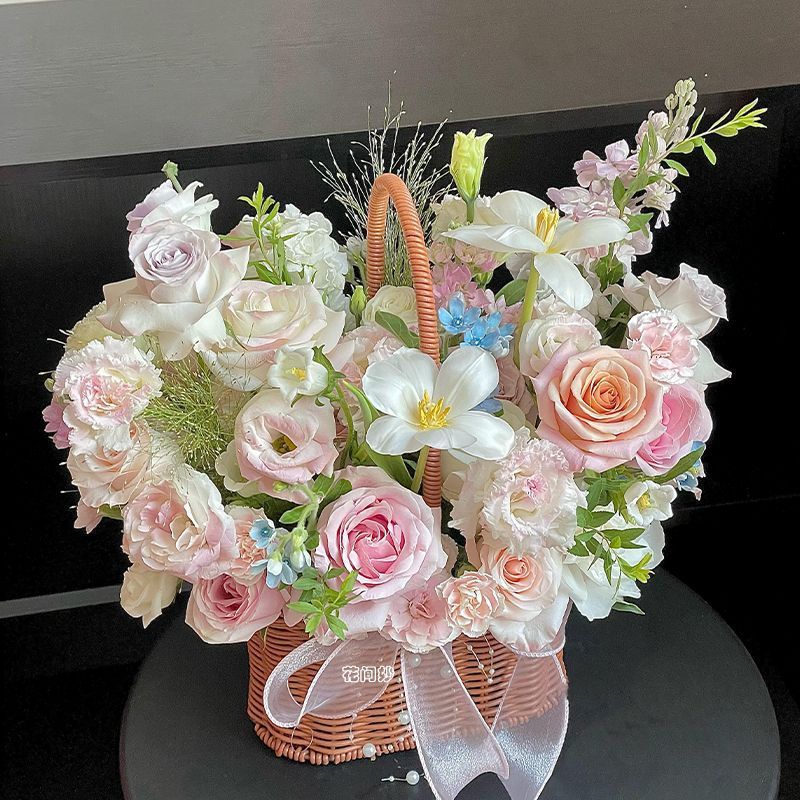 Luxuriöse handgefertigte Blumenkorbbesteckung