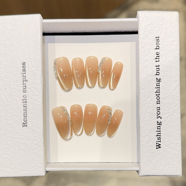 Elegante Kunstnagelspitzen mit Glitzerdetails Karnz