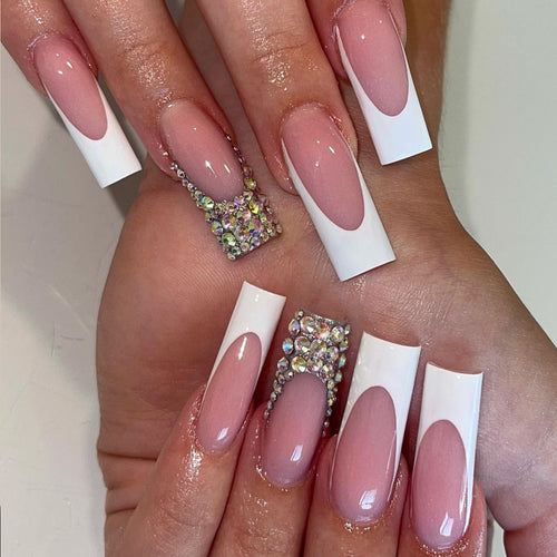 Kunstnagelset mit filigranen Akzenten und Glitzerverzierungen Karnz