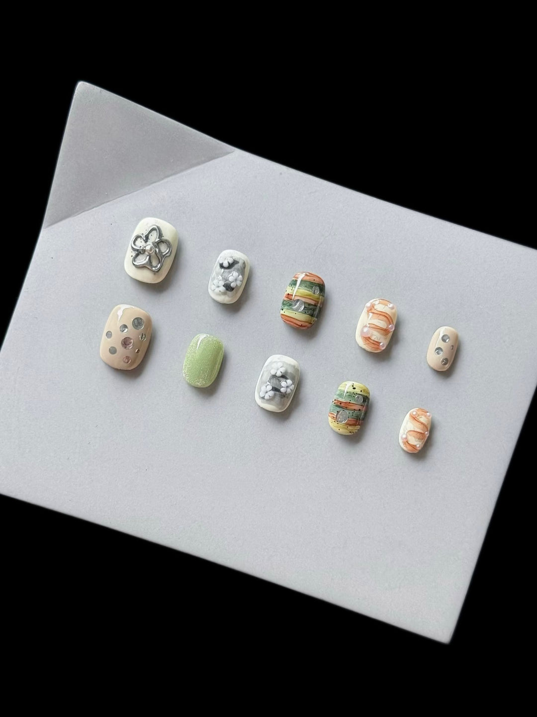 Künstlerisches Press-On-Nagelset mit floralen und strukturierten Designs