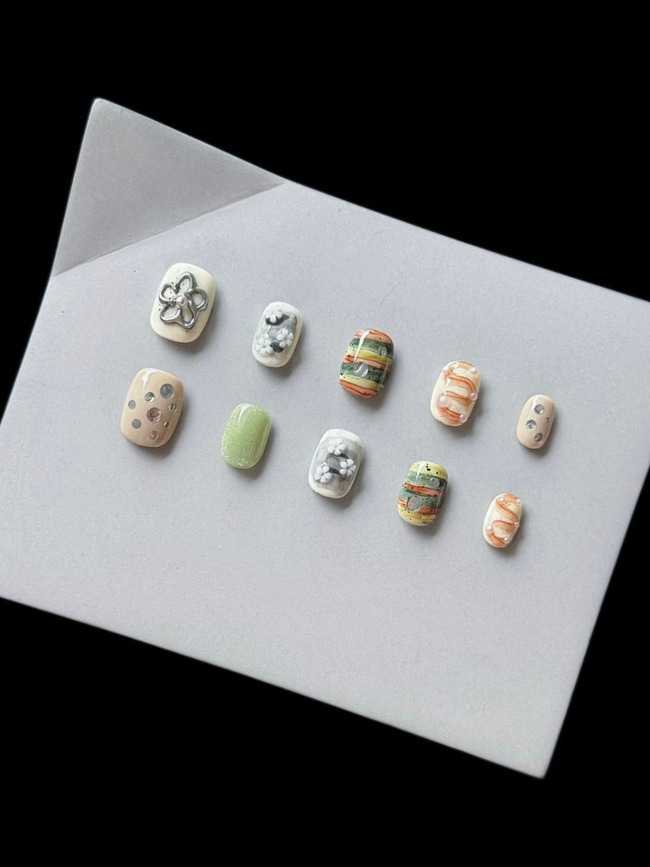 Künstlerisches Press-On-Nagelset mit floralen und strukturierten Designs