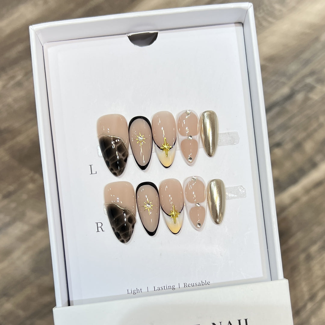 Wiederverwendbares Stiletto-Nagelkunst-Set mit Stern- und Goldakzenten Karnz