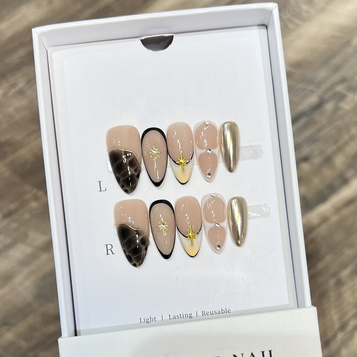 Wiederverwendbares Stiletto-Nagelkunst-Set mit Stern- und Goldakzenten Karnz