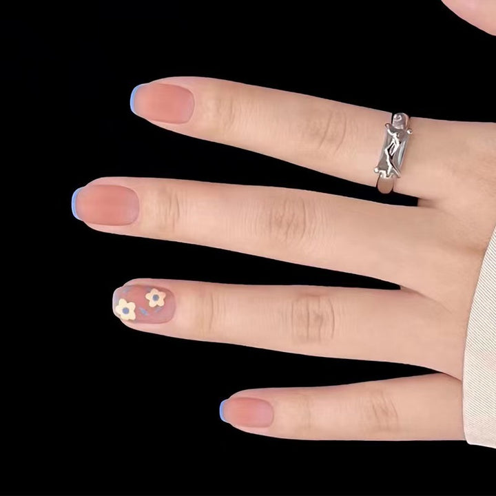 Kreatives Nageldesign mit floralen Akzenten Karnz