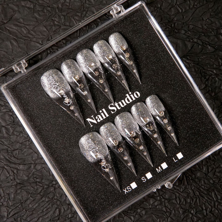 Glamouröse Stiletto Press-On Nagel Set mit Edelsteinakzenten  1791254959