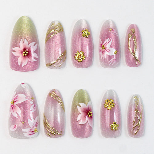 Kunstnägel mit floralem Design und goldenen Akzenten Karnz