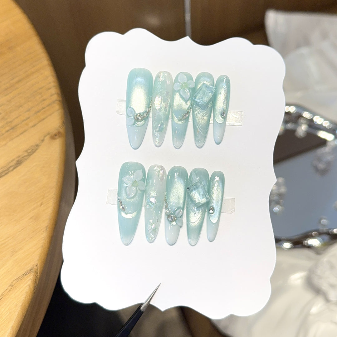 Kunstnägel mit Floralen Designs und Glitzereffekten Karnz