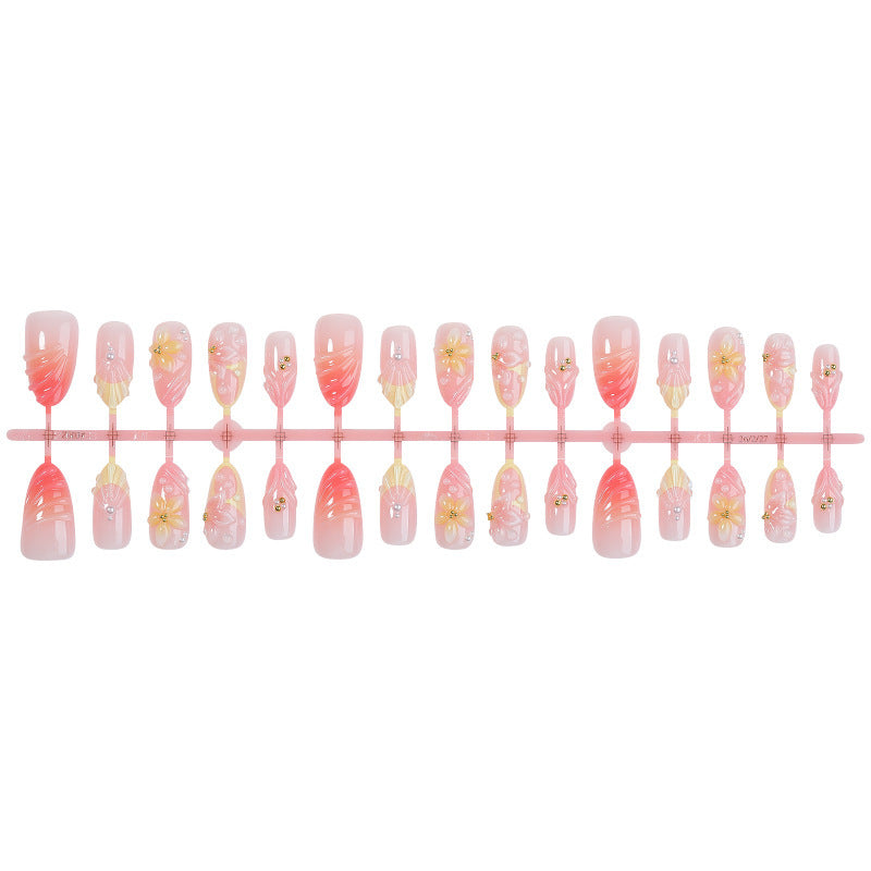 Kreatives Kunstnagelset mit zarten Blüten- und Dekorationselementen Karnz
