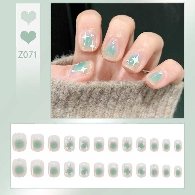 Kunstnagelset mit eleganten Glitzerverzierungen und schimmernden Akzenten Karnz