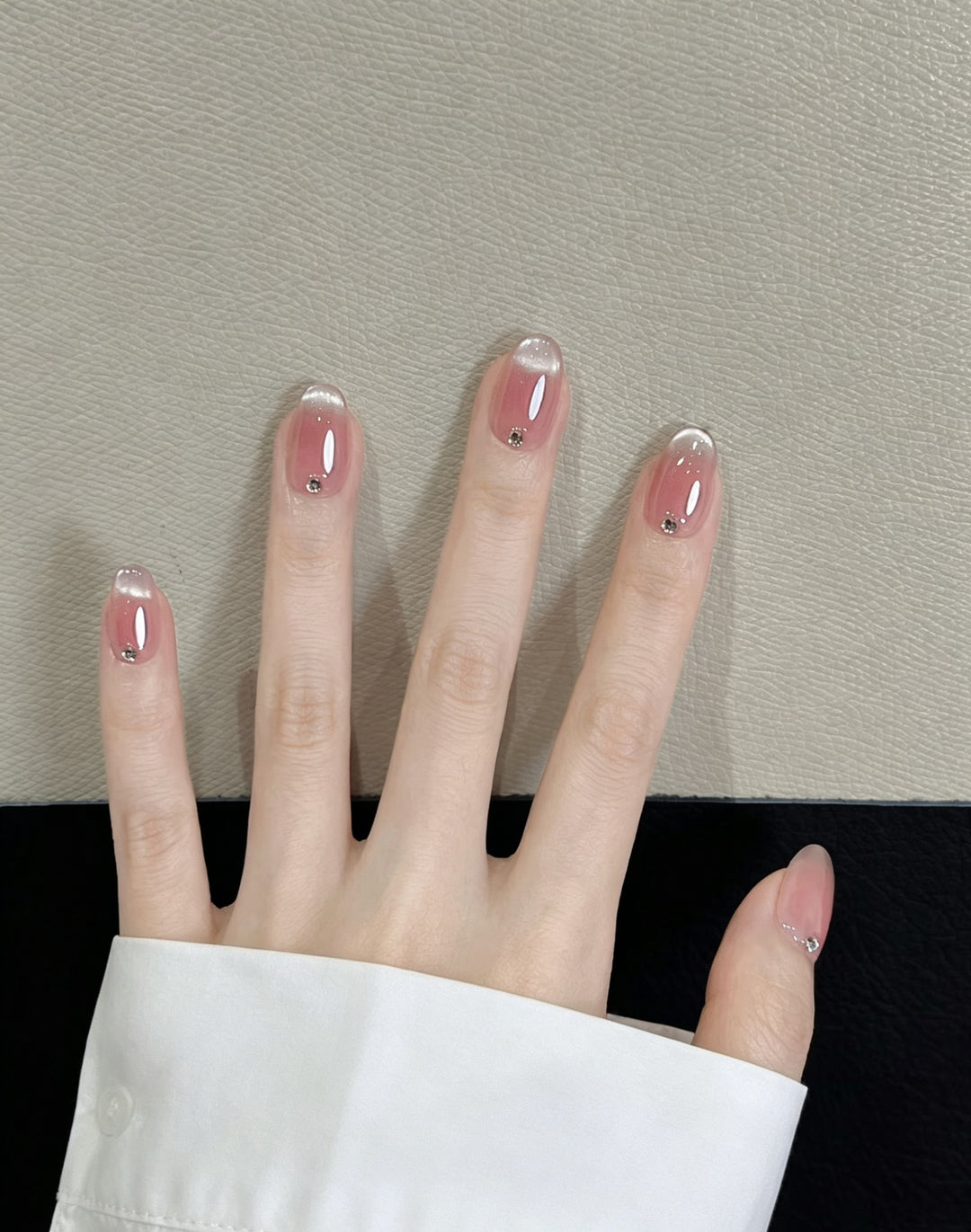 Elegante French Tip Press-On Nägel mit Kristallakzenten