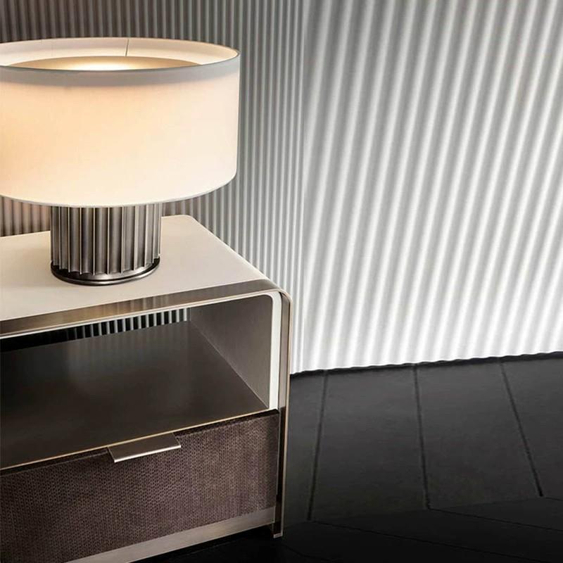 Elegante Tischlampe mit rundem Schirm