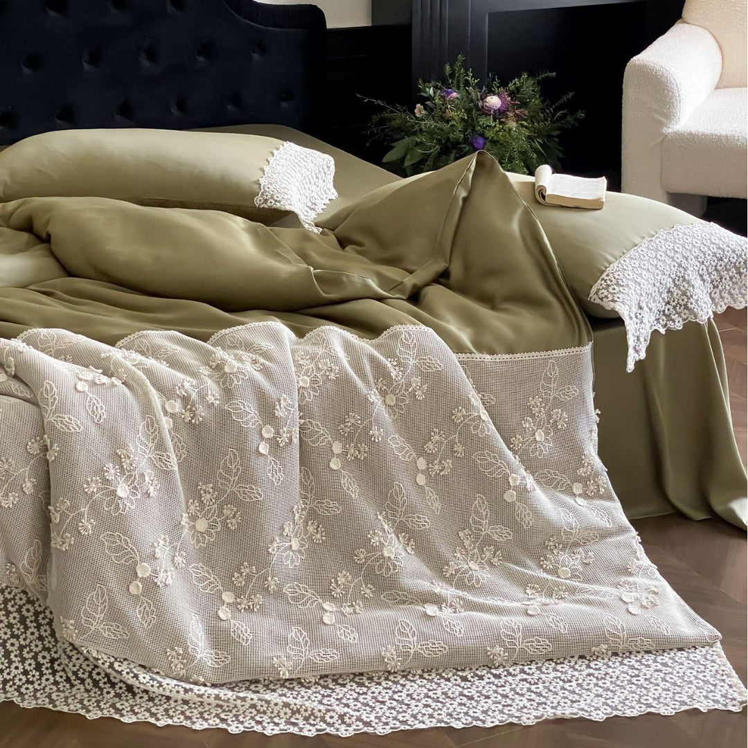 Seidiges Satin-Bettwäsche-Set mit Spitzen‑Kissenbezug und bestickter Tagesdecke