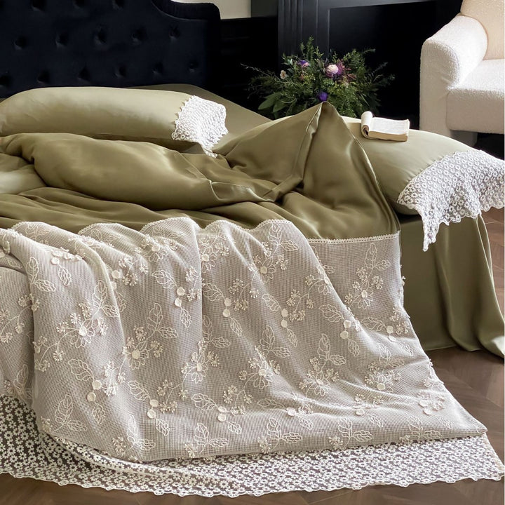 Seidiges Satin-Bettwäsche-Set mit Spitzen‑Kissenbezug und bestickter Tagesdecke